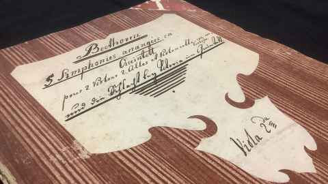 Detail of manuscript cover label on volume from: Beethoven’s 5 simphonies
