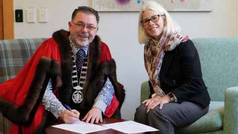 is Worship the Mayor of Whangārei Vince Cocurullo and the Vice-Chancellor Professor Dawn Freshwater signed a MoU on 23 August. 