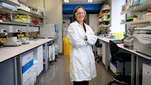 Dr Raewyn Poulsen in a lab. Dr Raewyn Poulsen in a lab.